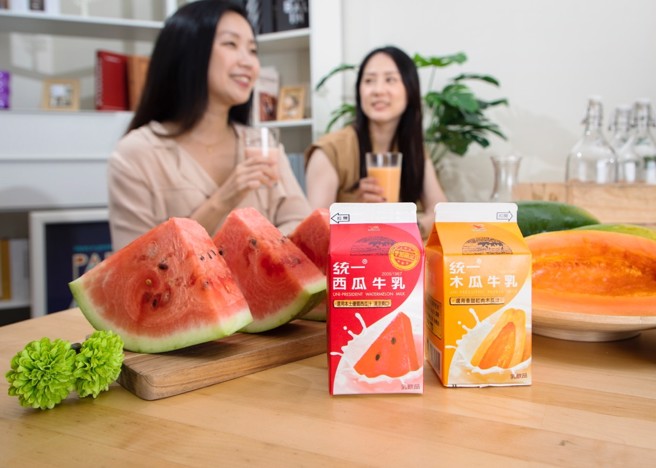 统一推出清凉夏季饮品西瓜牛乳、木瓜牛乳，水果牛乳风味让大人、小孩爱不释手。（图/中时新闻 摄）