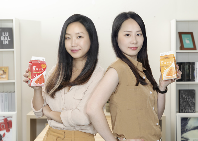 统一推出的西瓜牛乳、木瓜牛乳，其2种口味各有爱好者，在网路论坛上引发热烈讨论。（图/中时新闻 摄）