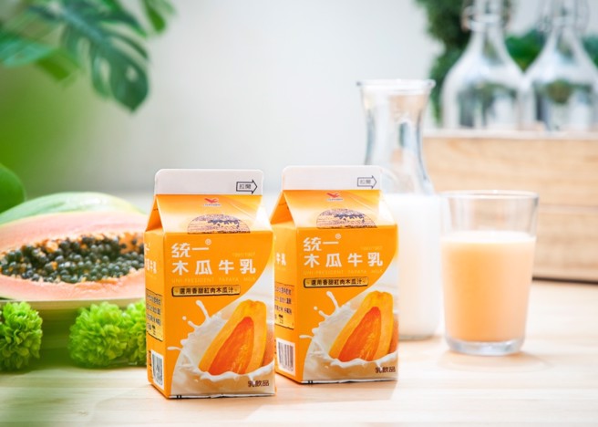 统一木瓜牛乳，选用香甜红肉木瓜汁调配而成，其香甜味道和浓郁口感，受到不少人喜爱。（图/中时新闻 摄）
