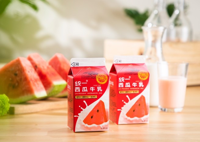 统一西瓜牛乳，有着清凉西瓜汁及浓郁牛奶风味，每一口都可以感觉到西瓜原汁。（图/中时新闻 摄）