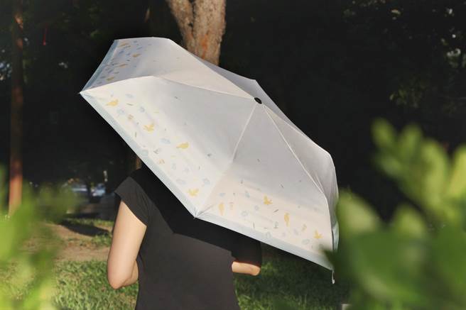 茶汤会18周年庆推出「抗UV自动折迭伞」，晴雨两用，清新淡雅色系适合夏日搭配。（茶汤会提供／朱世凯台北传真）