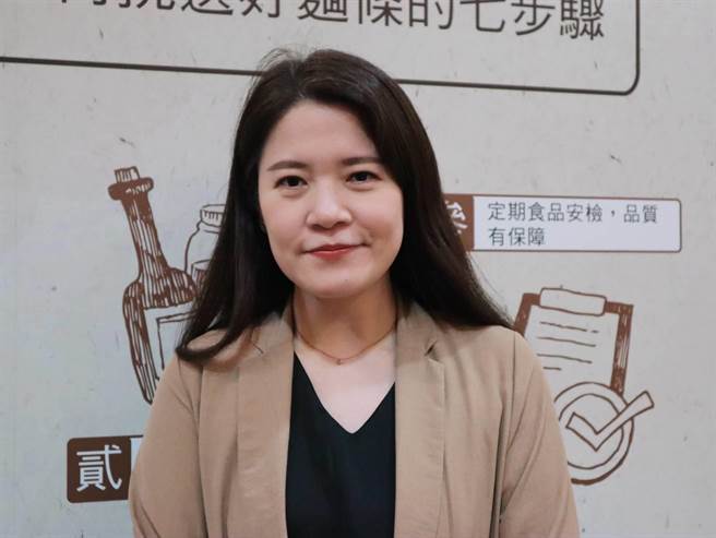 前台中市观光旅游局长、「大学姐」林筱淇28日出席柯文哲与台中市好礼协会的座谈会，针对有消息传出她将争取不分区立委，她表示，正准备相关资料。（潘虹恩摄）