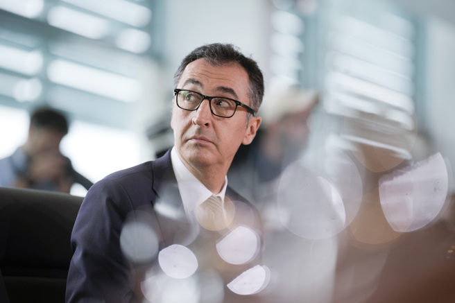 自2021年以来，德国甚至出了一位吃素的农业部长，即绿党的奥兹迪米尔（Cem Ozdemir），这让肉品业界许多人不满。(图/美联社)