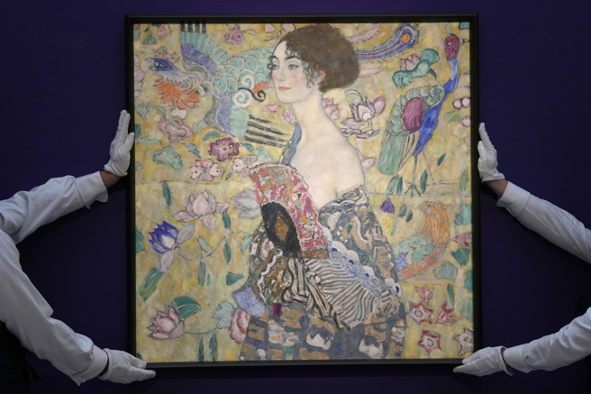 奥地利画家克林姆（Gustav Klimt）的作品「持扇的女子」（Dame mit Facher）在苏富比（Sotheby's）拍卖行拍卖。(图/美联社)