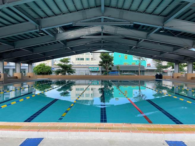 恒春镇立游泳池26日晚间10点左右，有3名疑似国中生摸黑潜入游泳，镇公所发现后赶紧报警。（翻摄脸书「屏东县恒春镇立游泳池」／谢佳潾屏东传真）