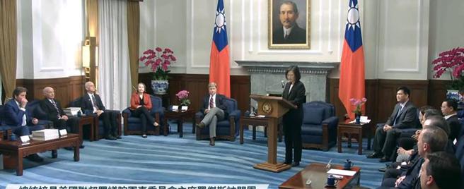 （总统蔡英文28日下午接见美联邦眾院军委会主席罗杰斯访团一行。图／总统府提供）