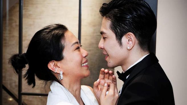 萧敬腾（右）与Summer恋情开花结果，2人深情相拥。（喜鹊娱乐提供）