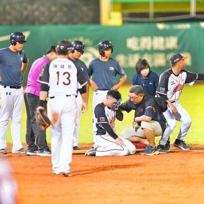 統一獅林靖凱27日遭不規則彈跳打中臉，退場送醫縫5針。（資料照，統一獅提供）