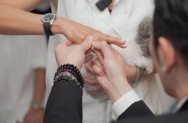 萧敬腾求婚经纪人，亲手戴上结婚钻戒。（图／喜鹊娱乐提供）