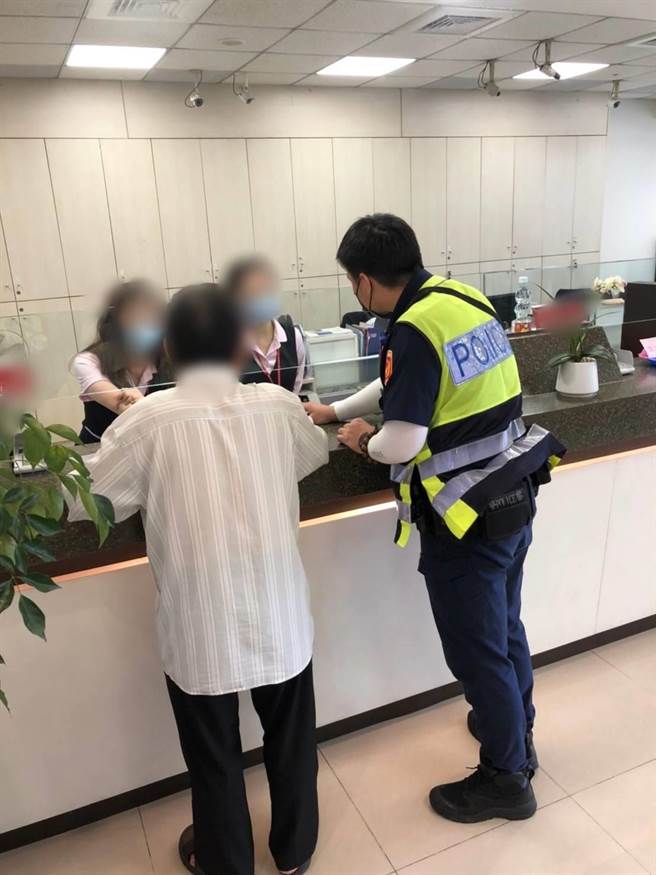 年约6旬的蔡姓男子日前接获自称老友的诈骗电话，听信老友缺钱周转，并被交代只要说「要治疗牙齿」即可顺利匯款，线遭诈骗16万。（乌日警分局提供／潘虹恩台中传真）