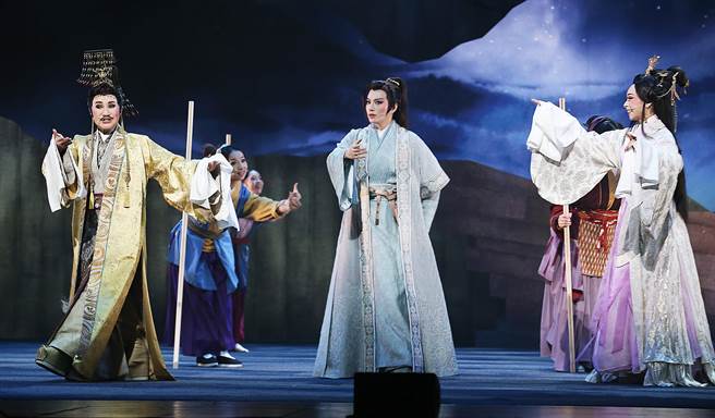 唐美云歌仔戏团新作《卧龙：永远的彼日》，票房已完售，虽然因事换角，但剧组成员全力以赴。（姚志平摄）