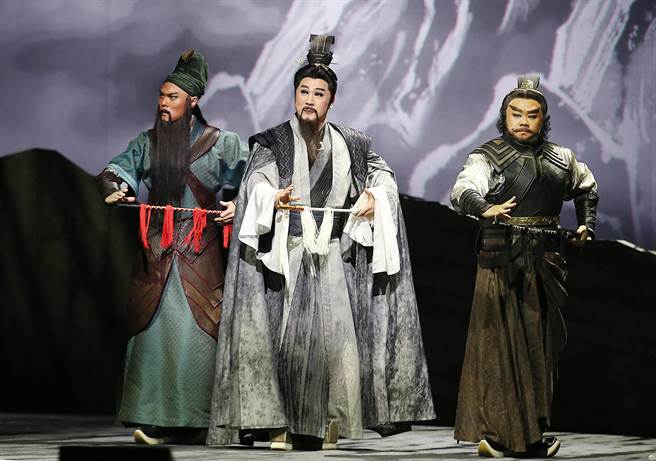 唐美云歌仔戏团新作《卧龙：永远的彼日》，票房已完售，虽然因事换角，但剧组成员全力以赴，唐美云和唐文华的对手戏也很有看头。（姚志平摄）