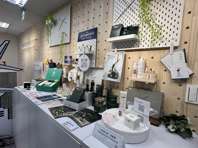 「中路电商基地」年底前免费提供市民或在地业者展示区、直播室、商业及实景摄影棚等场地和设备，并有一对一专业辅导课程、产品及商业模式分析等，增加青创团队能力。(蔡依珍摄)