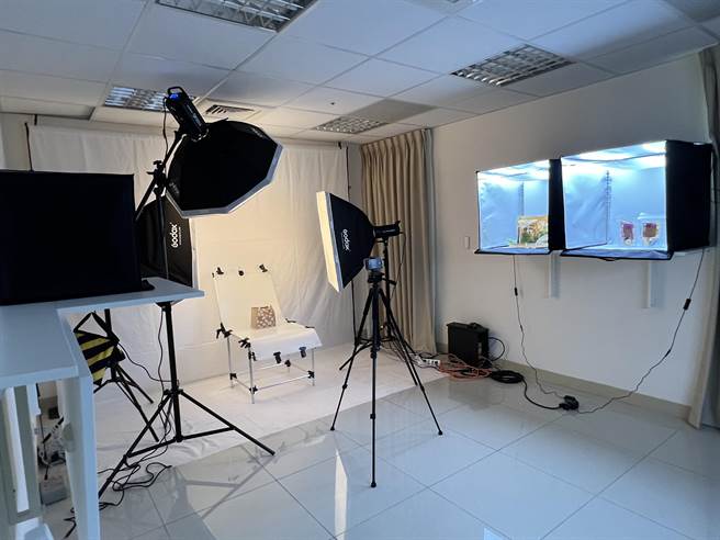 「中路电商基地」年底前免费提供市民或在地业者展示区、直播室、商业及实景摄影棚等场地和设备，并有一对一专业辅导课程、产品及商业模式分析等，增加青创团队能力。(蔡依珍摄)