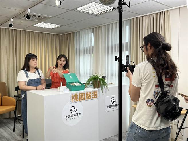 今年市府首度于电商平台momo销售「T-select桃园严选电商活动商品」，预计媒合400个以上桃园商品，今日也首度开直播贩售。(蔡依珍摄)