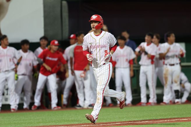 味全龙捕手林辰勋27日敲出生涯首轰，更演出单场双响炮。（味全龙提供）