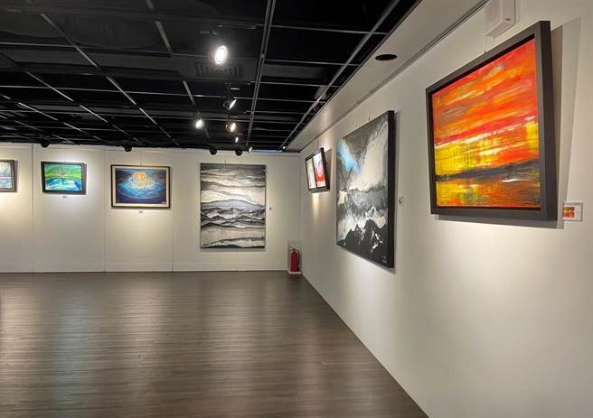 新竹市文化局文化藝廊即日起至7月9日推出「大繁至簡／Less is more」鄭永龍油畫個展。（新竹市政府提供／陳育賢新竹傳真）