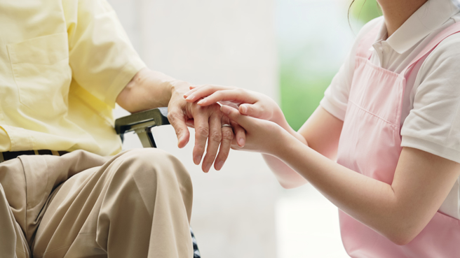 一名22歲的女網友擔任居家照顧服務員，慘遭個案嘲諷：「不就是外勞」。（示意圖／shutterstock）