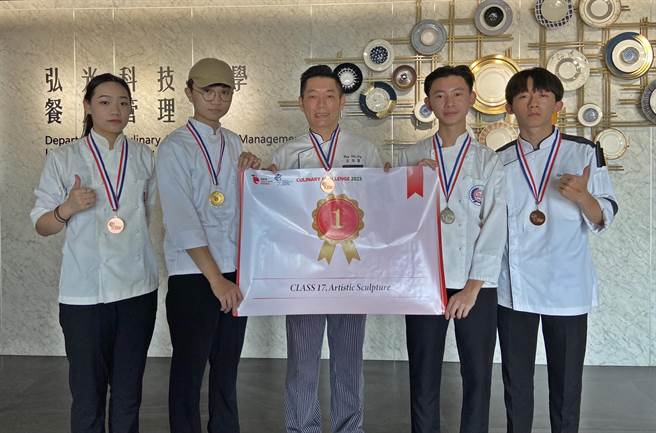 弘光科大餐旅系老师王志荣（中）及学生谢明翰（右起）、林承雄、王宥翔、陈思宇共夺得「首尔SFH烹饪挑战赛」1金1银3铜7佳作。(陈淑娥摄)