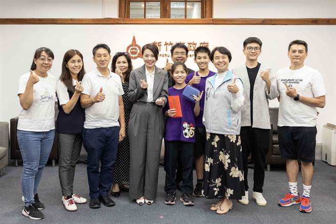 新竹市建功高中国中部2年级学生李翊菱（前中），克服先天听损逆境，「泳」不妥协，展现对生命态度的坚持，荣获2023总统教育奖殊荣。（新竹市政府提供／陈育贤新竹传真）