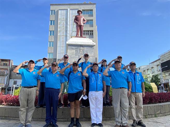 陸軍官校專修班校友會一行今日至金門展開3天2夜徒步環島之行，以慶祝黃埔建軍99周年。(于家麒攝)
