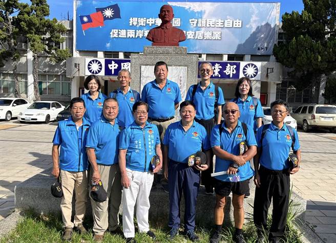 陸官專修班校友會環島徒步隊於國民黨金門縣黨部前廣場集結，隨即展開金門徒步環島行程。(民眾提供)