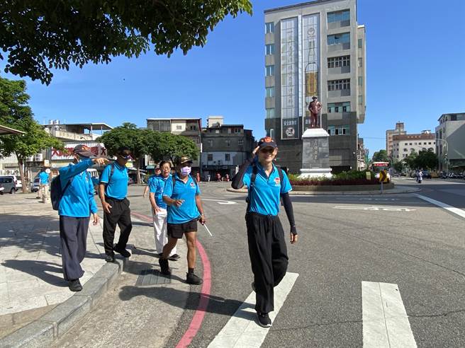 陸官專修班校友會環島徒步隊向蔣公敬禮後，繼續完成3天2夜的大、小金門徒步環島之行。(于家麒攝)
