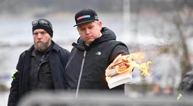 今年1月，瑞典有示威者在土耳其驻斯德歌尔摩大使馆外焚烧《古兰经》。（路透社）