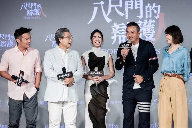 《八尺门的辩护人》演员范逸臣（左起）、杨烈、雷嘉汭、李铭顺、潘仪君出席开播记者会。（镜文学提供）