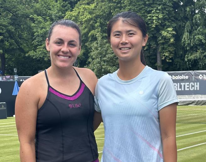 吴芳嫺（右）和爱沙尼亚选手妮尔（左）搭檔女双，闯进WTA巴特洪堡女网赛双打4强。（吴芳嫺提供／陈筱琳台北传真）