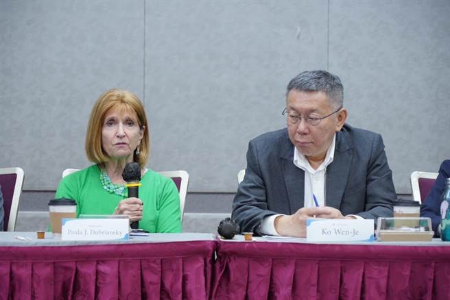 民眾党主席柯文哲 28 日上午与华府智库新美国安全中心 (Center for a New American Security CNAS)「下一世代国安领袖计画」(Next Gen)访团会面。