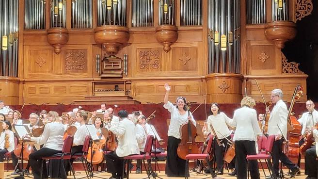 相隔5年，北美五大交响乐团之一纽约爱乐再度来台，团员看到台下的观眾好友，开心地挥手。（李欣恬）