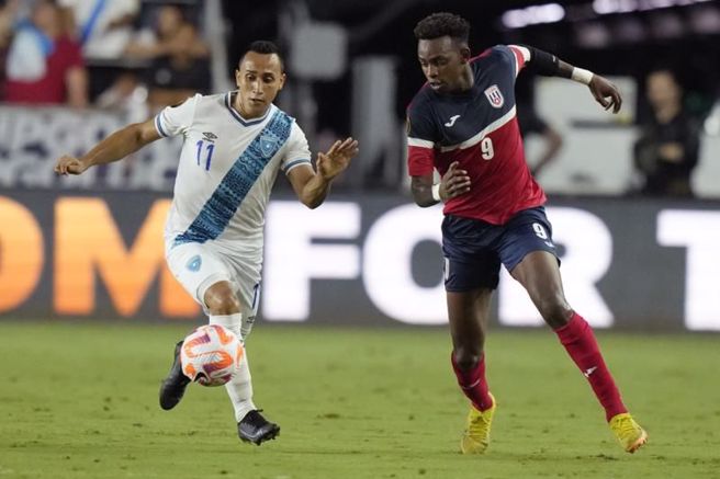 古巴足球队前锋Maikel Reyes(右)与对手争球。（美联社资料照）