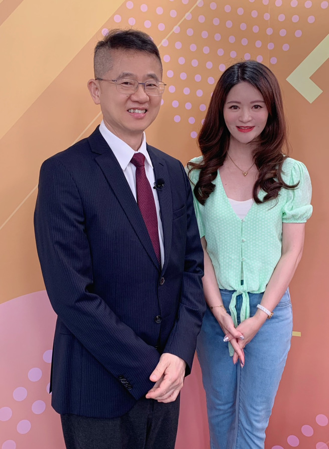 台湾运彩总经理林博泰（左）上时来运转节目，与主持人尉迟佩玉谈运彩眉角。（林胜发摄）