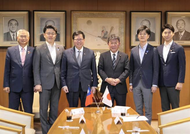 行政院副院長鄭文燦今日拜會自民黨幹事長茂木敏充，眾議員鈴木憲和、曾根康隆、山口晉眾與會。（摘自鄭文燦臉書）