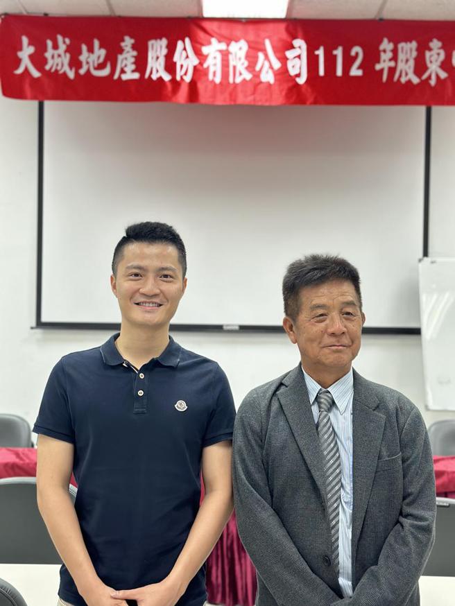 大城地产董事长赖源钊(右)、特助赖亮成父子檔预期，随着平均地权条例新制7月上路后，房市将回归正常。（图／曾丽芳）  