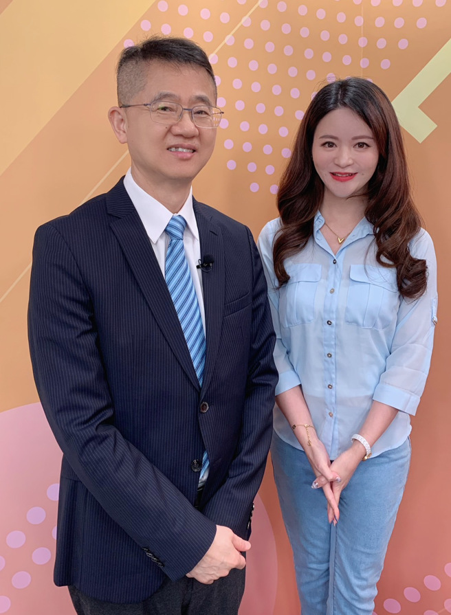 台湾运彩总经理林博泰（左）上时来运转节目，与主持人尉迟佩玉谈运彩眉角。（林胜发摄）