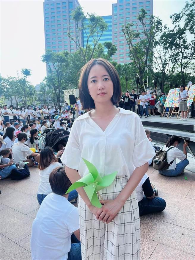 民進黨新北市議員戴瑋姍近期質疑教育局的「新北校園通」APP是選舉工具。對此，教育局回應，批評戴瑋姍每日一謠，令人遺憾，強調是秉持公開透明原則設置專區。（摘自戴瑋姍臉書／蔡雯如新北傳真）