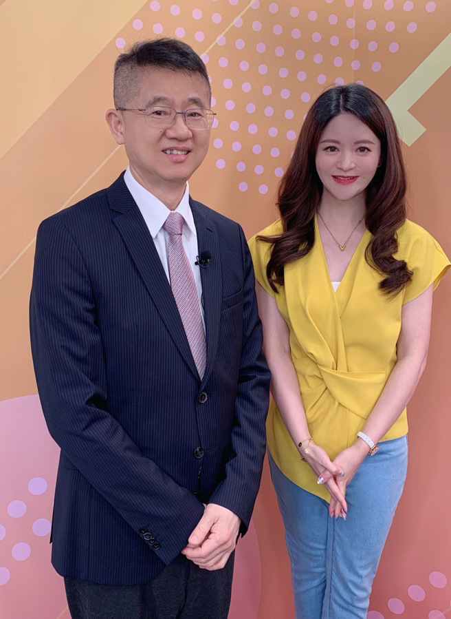 台湾运彩总经理林博泰（左）上时来运转节目，与主持人尉迟佩玉谈运彩眉角。（林胜发摄）