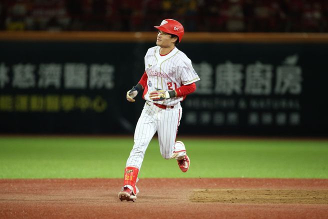 味全龙李凯威敲出阳春炮。（杜宜谙摄）