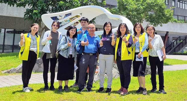 台中市太平區公所為規畫2年後進駐的綠建築廳舍，27日特地到榮獲綠建築榮譽獎的新北市八里區公所參訪，了解相關的綠建築管理經驗。（黃敬文攝）