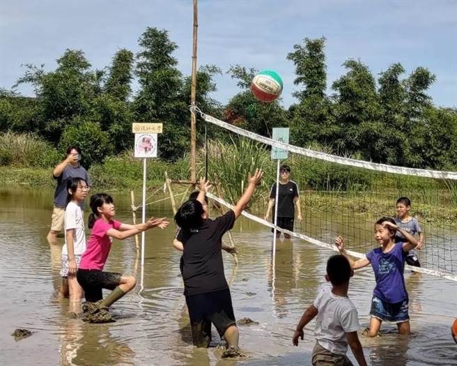 淡江大学USR农情食课计画与三芝二号空间青年培力工作站今(28)日举辧「水梯田排球暨社会实践X地方合作SIG交流论坛」。(黄敬文翻摄)
