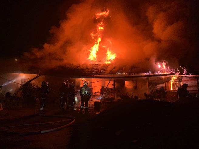 嘉義市學府路嘉義大學附近民宅今天深夜大火，搶救中。（讀者提供／廖素慧嘉市傳真）