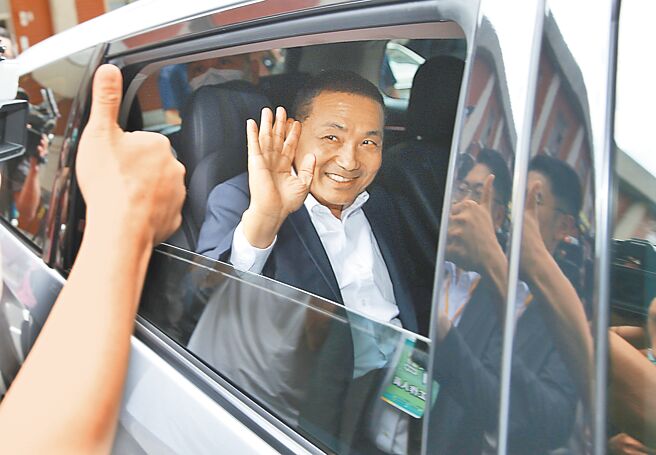 国民党总统参选人侯友宜27日前往立法院出席「政治幕僚培训营」活动，与年轻人交换意见，上车时，学员对他比讚。（姚志平摄）