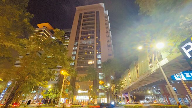 图为板桥车站旁的丽宝商办大楼8楼，就是侯友宜竞选办公室的所在位置。（吕健豪摄）