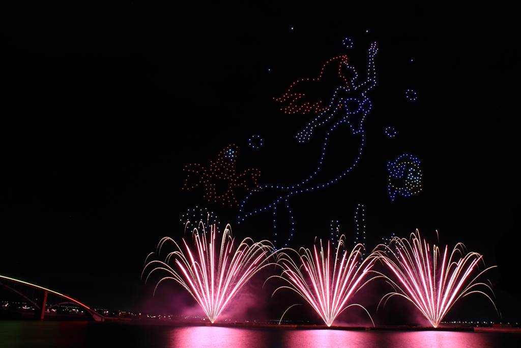 今年花火結合無人機排列迪士尼美人魚的圖案。（許逸民攝）