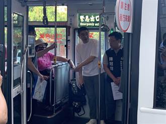 謝國樑至暖暖搭乘R86公車轉乘台鐵 承諾針對民眾需求改善
