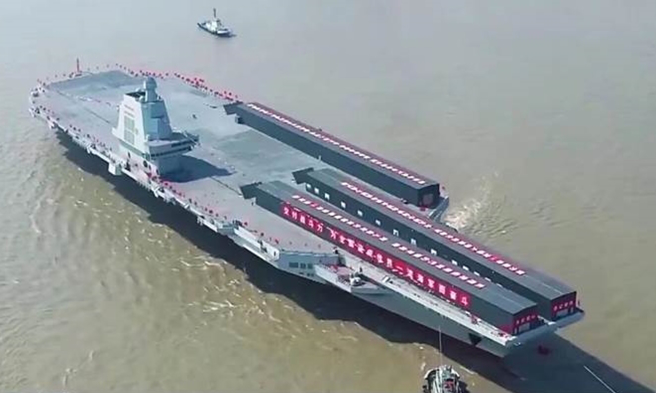 根据《央视军事》报导，大陆第三艘福建号航母下水一周年，舰载机可能不只一款。（央视）