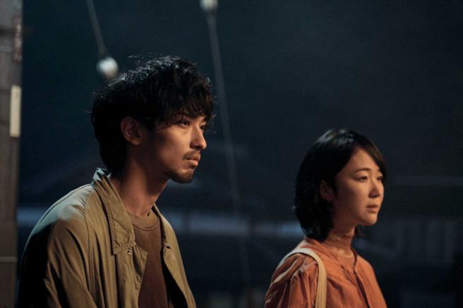 《夜雾村庄》横滨流星（左）在青梅竹马黑木华的帮助下，人生开始有了改变。（图／翻摄自《夜雾村庄》twitter）