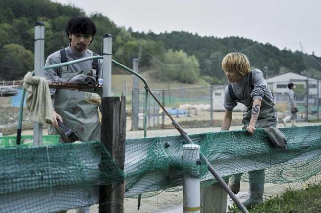 横滨流星（左）在《夜雾村庄》中为了还债到圾掩埋场工作，没日没夜工作掉进黑暗里。（图／翻摄自《夜雾村庄》twitter）